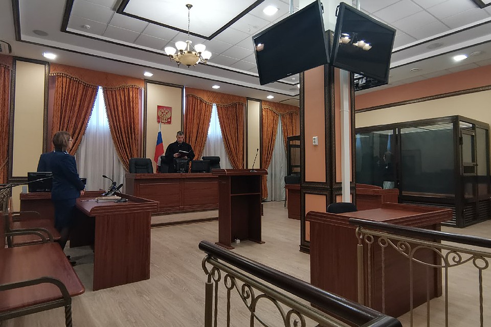 Во время оглашения приговора Пленкина старалась спрятаться от камер. Фото: Антон Мамаев.