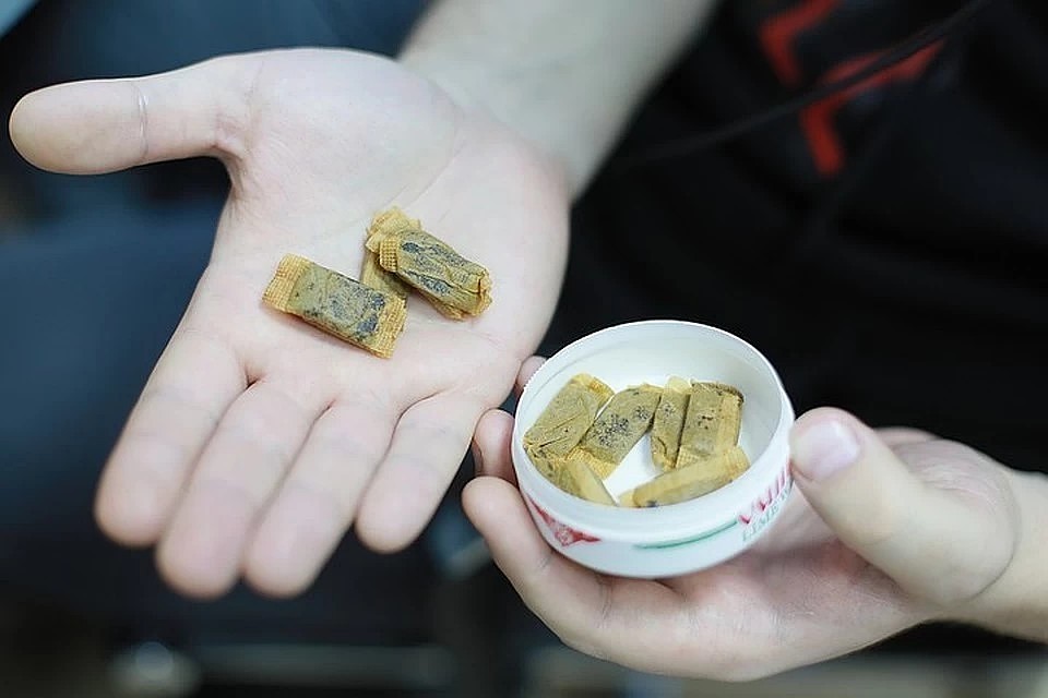 Подросткам предлагают продукт в красивой коробочке, с фруктовыми ароматизаторами, которые делают вкус снюсов приятным и понятным, и дети соглашаются.
