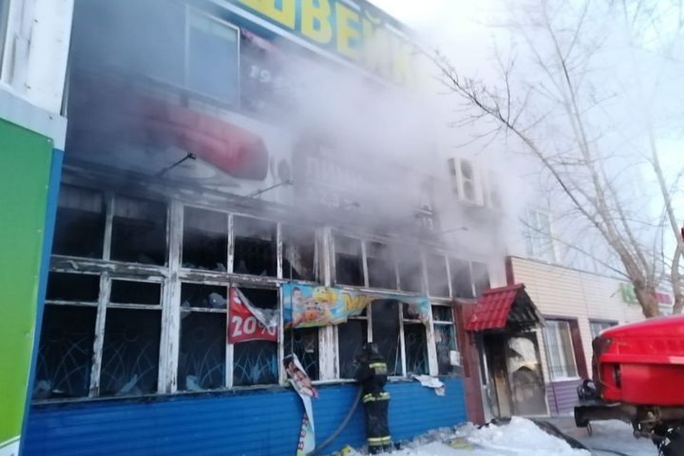 В Татарске сгорел торговый центр "Швейка". Фото: пресс-служба МЧС по Новосибирской области