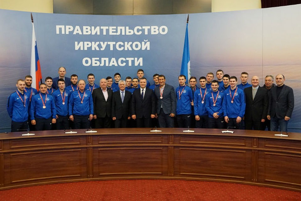 Футболистам иркутского «Зенита», сидящим без зарплаты, вручили бронзовые медали, завоеванным в прошлом году. Фото: правительство Иркутской области