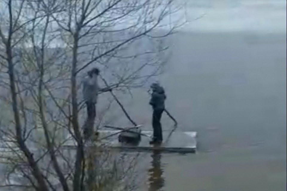 Школьники нашли плот на берегу