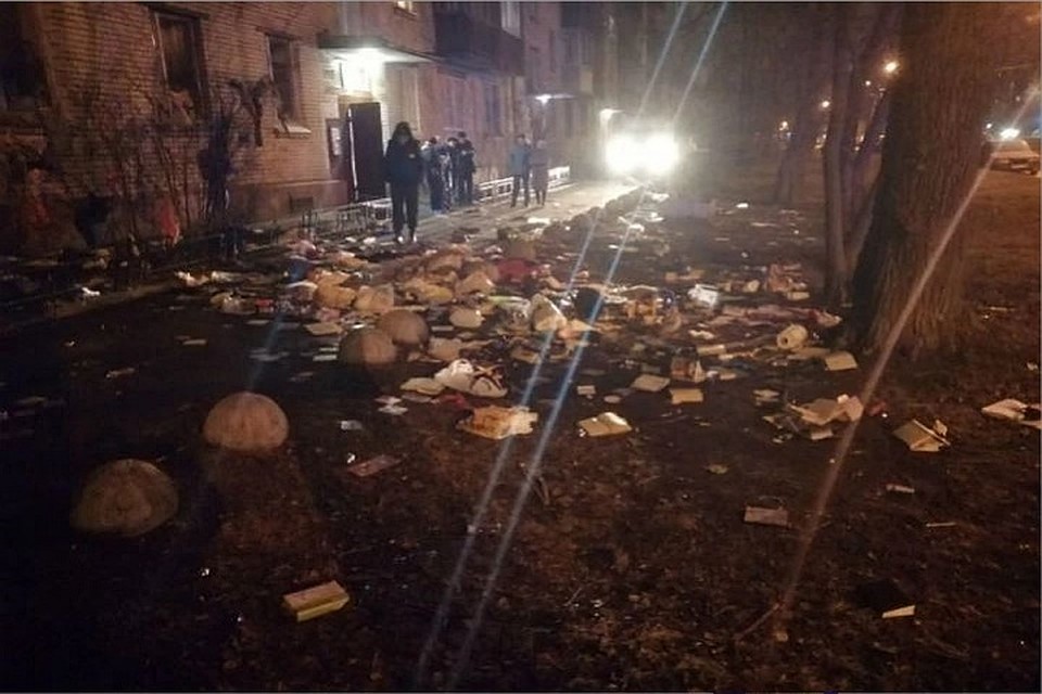Мать сначала швыряла из окна вещи, а потом хотела сбросить вниз и маленькую дочь.
