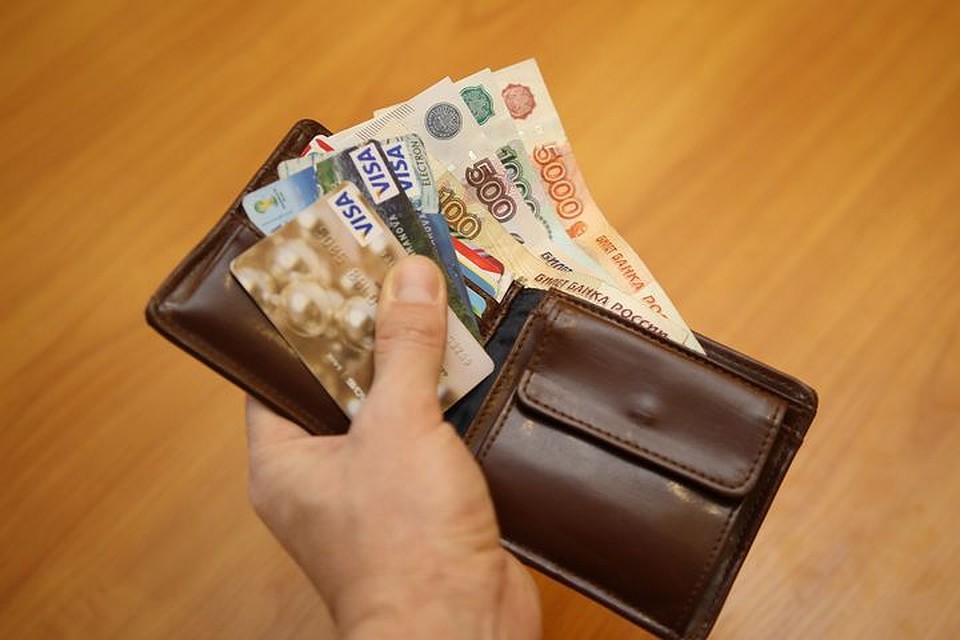 Вор оставил мужчину без денег и банковских карт