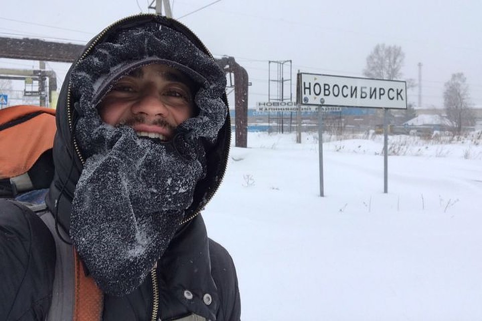 Мужчина ведет свой блог. Фото: instagram.com.