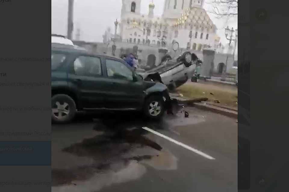 Массовое ДТП на Калиновского: пострадала маршрутка, одна машина опрокинулась.