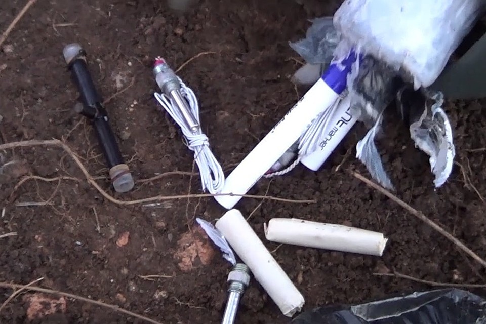 В тайниках обнаружили электродетонаторы, взрывчатку. Скриншот видео ЦОС ФСБ