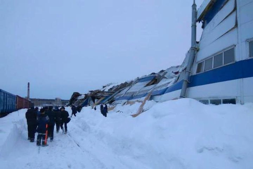 Стали известны подробности обрушения кровли кузбасского завода. ФОТО: vk.com, "Прокопьевск.ру"
