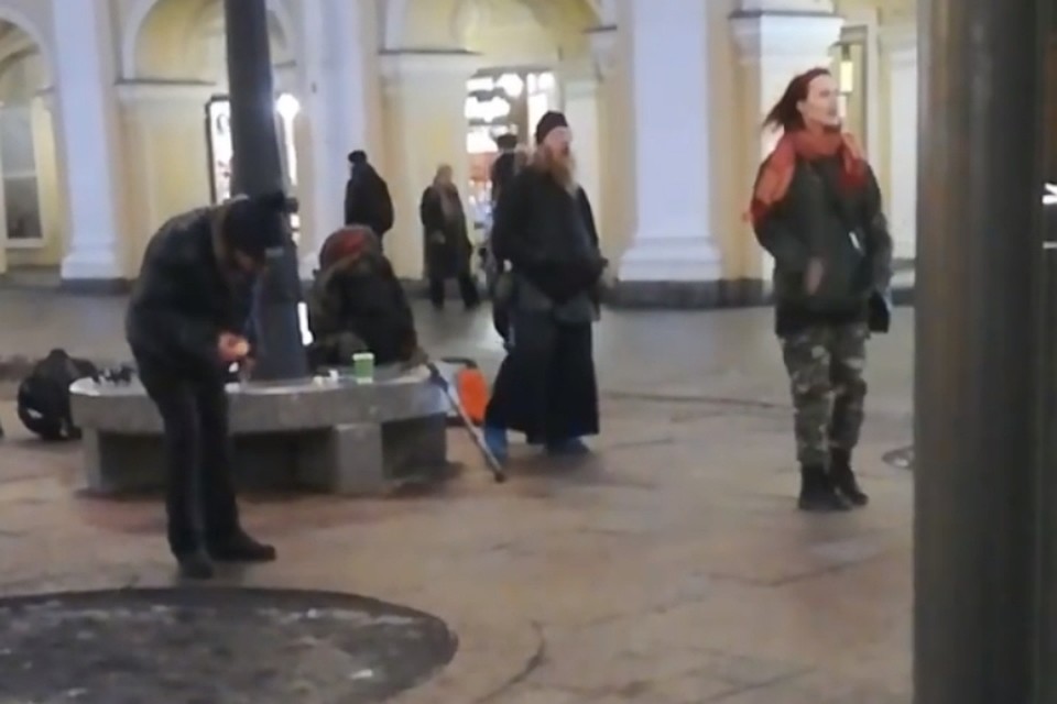 Батюшка вспомнил молодость и спел знаменитую рок-песню у Гостиного двора в Петербурге. Фото: vk.com/unreleased_dtp