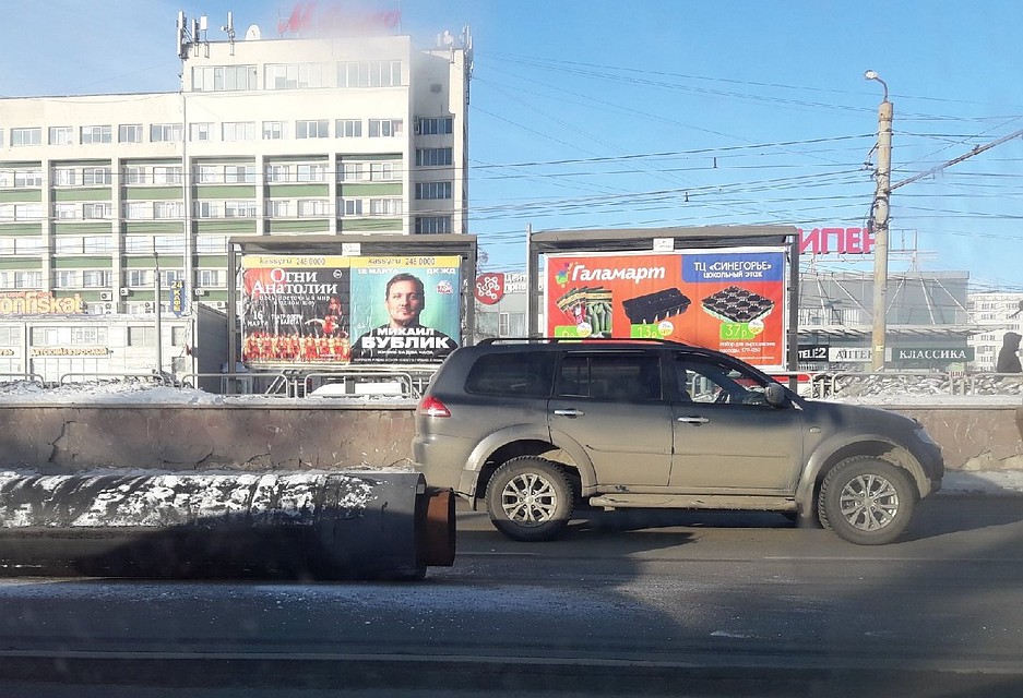 Хорошо хоть труба не упала на машину.