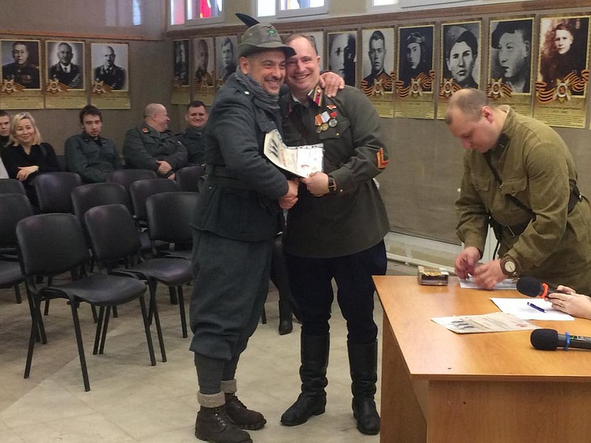 Организаторы реконструкции вручили итальянцам благодарности.