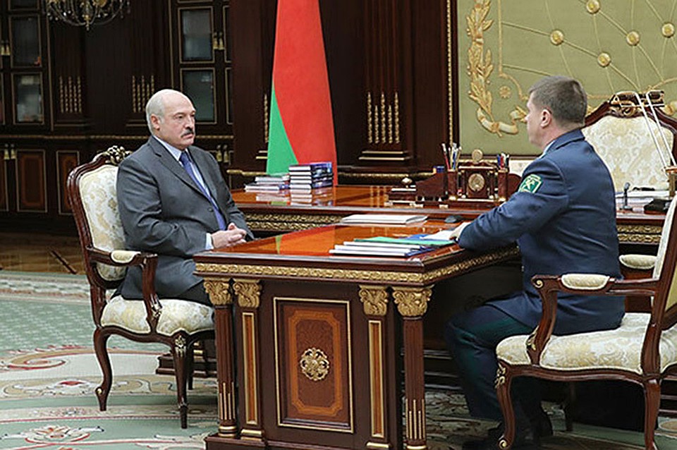Александр Лукашенко принял с докладом Председателя Государственного таможенного комитета Юрия Сенько. Фото: president.gov.by