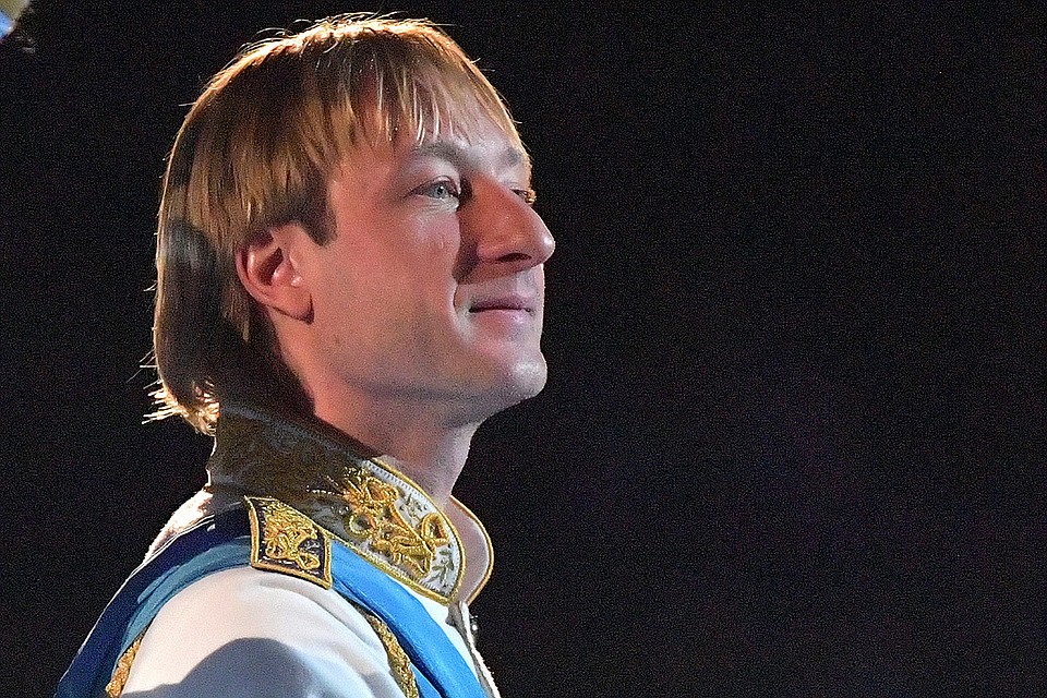 Евгений Плющенко в роли принца на премьере ледового шоу "Золушка".