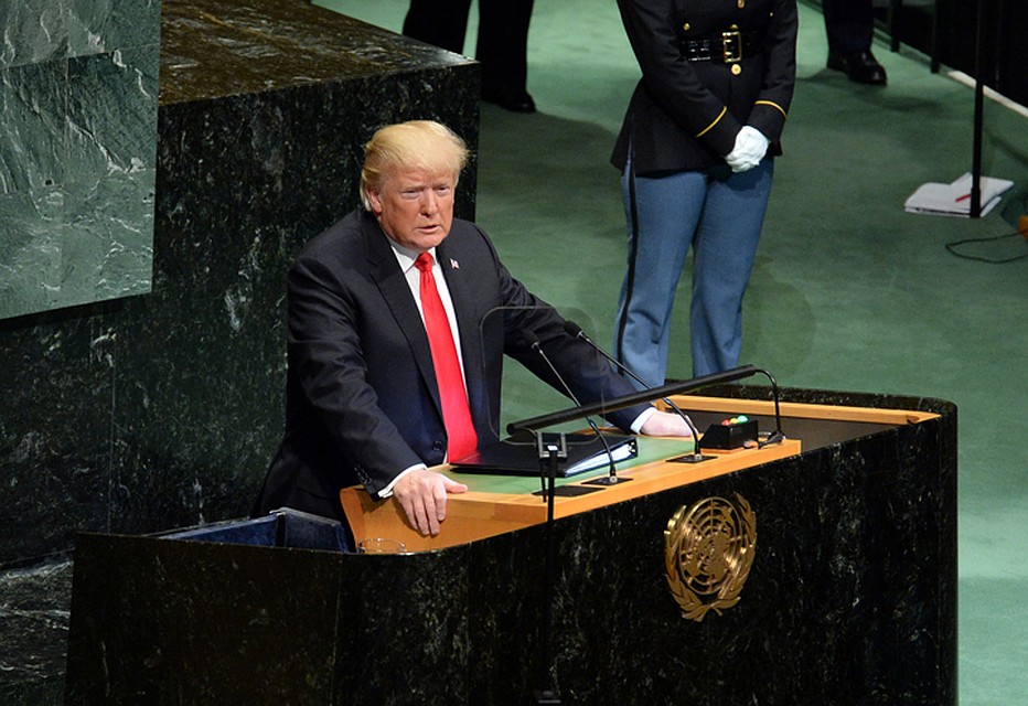 Дональд Трамп включил Кыргызстан в список стран, гражданам которых запрещается иммиграция в США.
