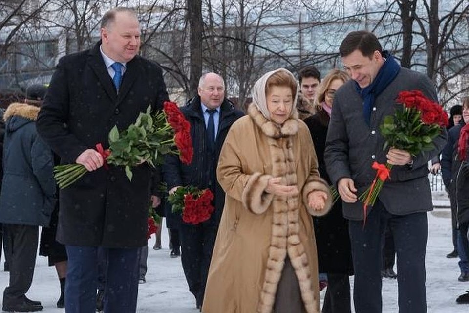 В церемонии возложения цветов также участвовали полномочный представитель Президента РФ в УрФО Николай Цуканов и губернатор Свердловской области Евгений Куйвашев. Фото: Департамент информационной политики Свердловской области