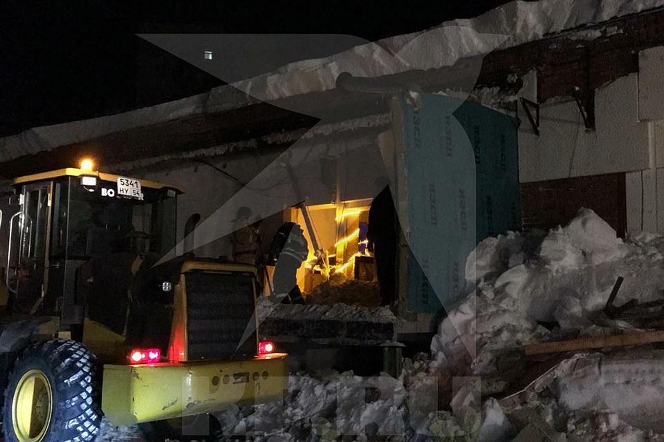 В Новосибирске обрушилась кровля кафе. Фото: предоставлено очевидцами