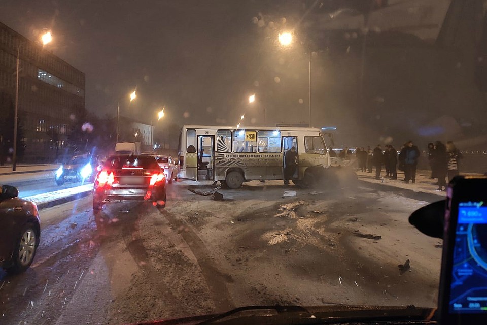 Водитель автобуса среагировать на выскочивший сбоку «Цивик» не успел. Фото: vk.com/spb_today