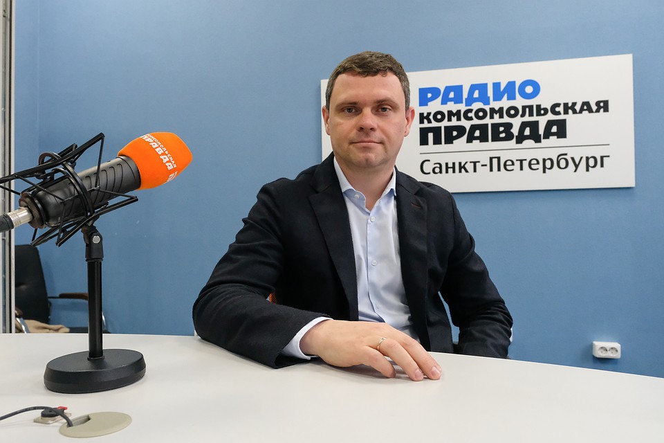 Региональный директор Западного региона «Билайн» Дмитрий Глотов в студии радио "Комсомольская правда" в Петербурге.