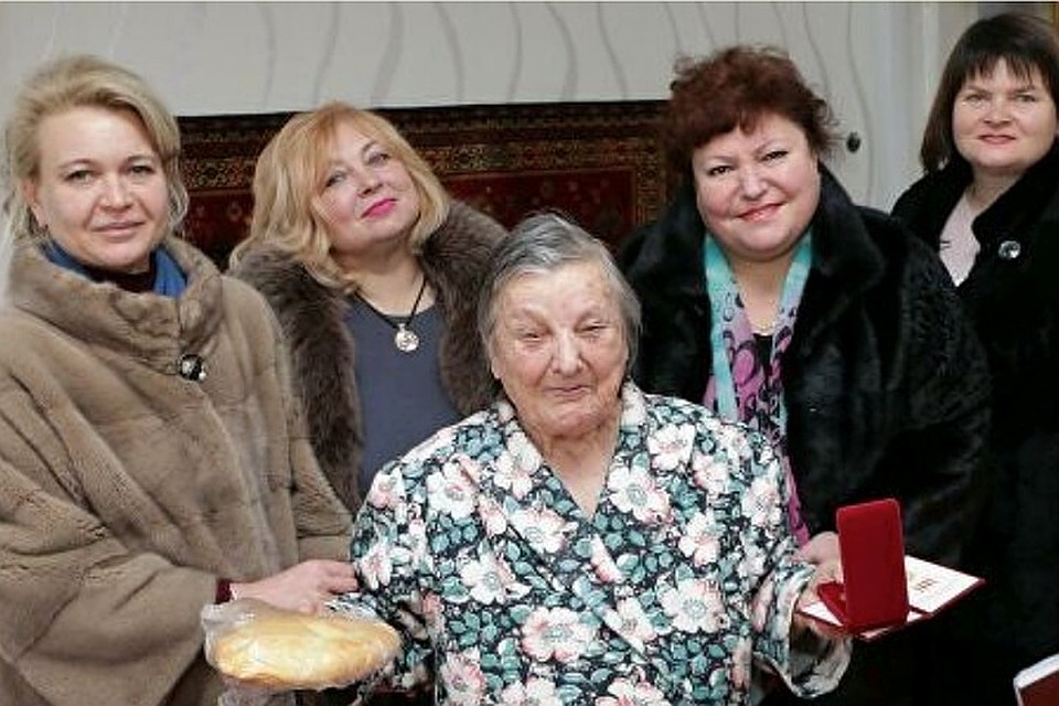 Диана Ушакова (пресс-секретарь горадминистрации), Ирина Черненко (депутат Госсовета РК), Алла Ивановна Иванова (блокадница), Мая Хужина (экс-глава горсовета Керчи) и Лариса Щербула (экс-замглавы горадминистрации). Фото: Facebook Маи Хужиной