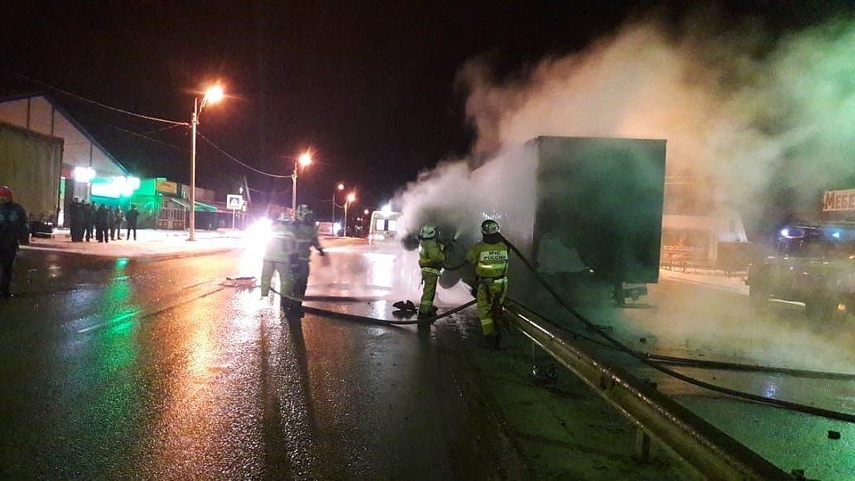 В Тепло-Огаревского районе пьяная женщина на иномарке въехала в отбойник и фуру.