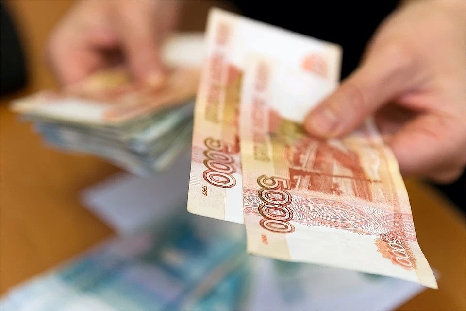 "Соцработница" подарила пенсионерке на Новый год коробку конфет и поддельную купюру