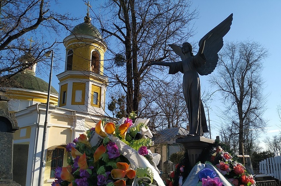 На кладбище видно сразу, где покоится состоятельный человек