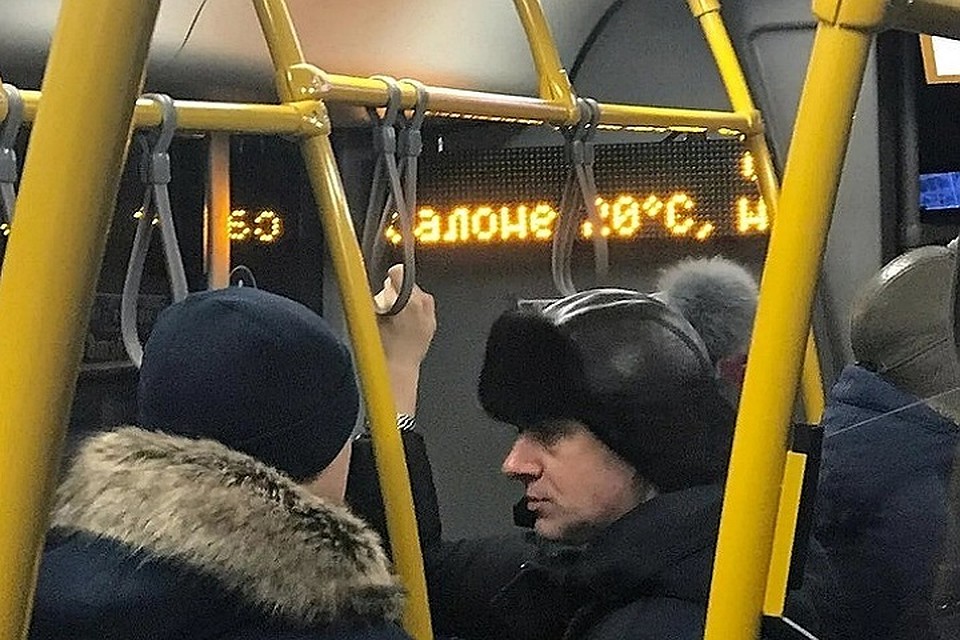 Мэр Салехарда ощутил на себе тесноту в автобусах в час пик Фото: группа "Подслушано в Салехарде" vk.com
