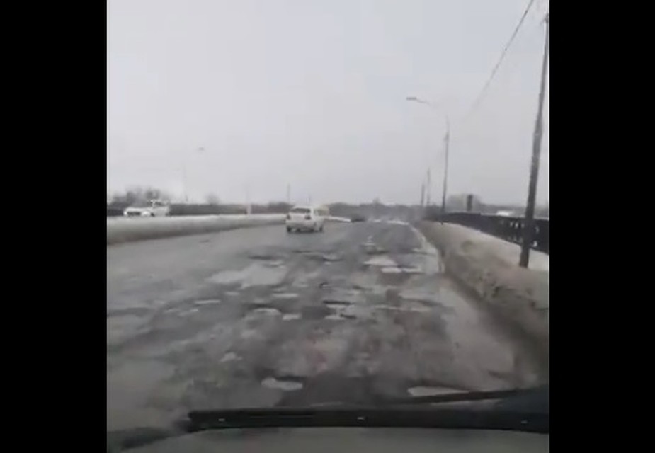 Мост в Зубчаниновке оккупировали десятки ям