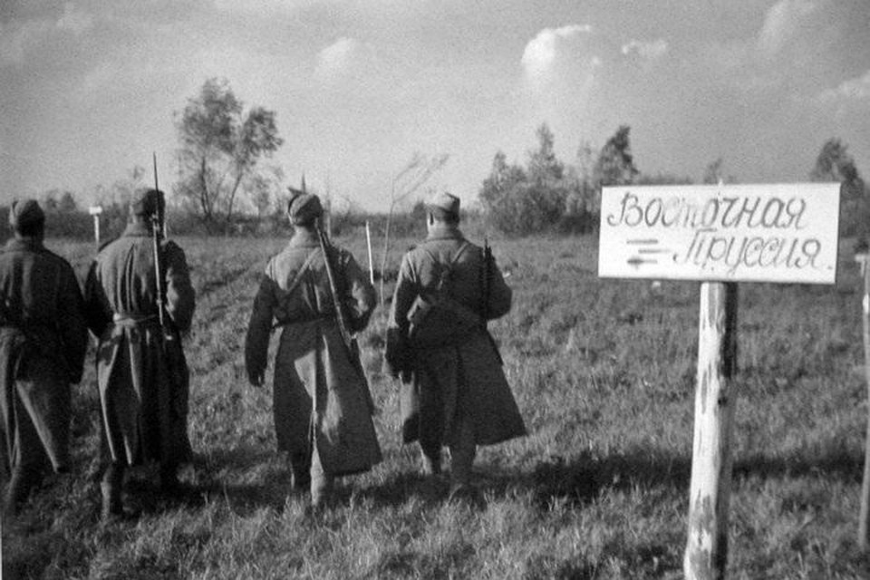 В перерывах между ожесточенными боями советские бойцы находили время для творчества.