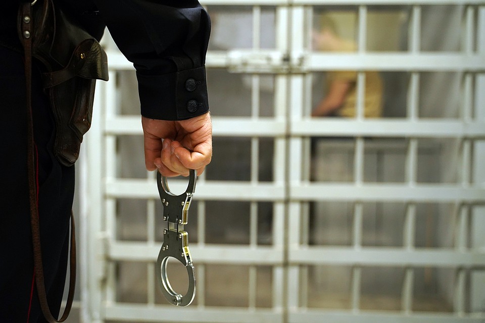 Подозреваемого в поджоге уже нашли и доставили в отдел полиции.
