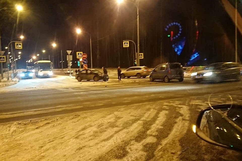 На Парашютной произошло ДТП с участием двух машин