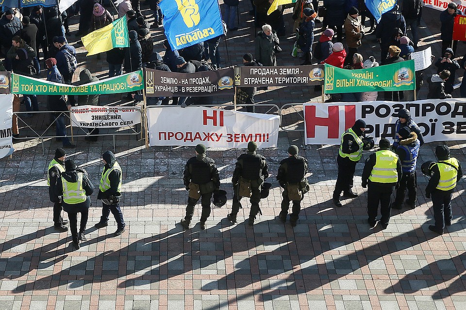 Полицейское оцепление у стен Верховной рады, где митингуют противники нового закона.