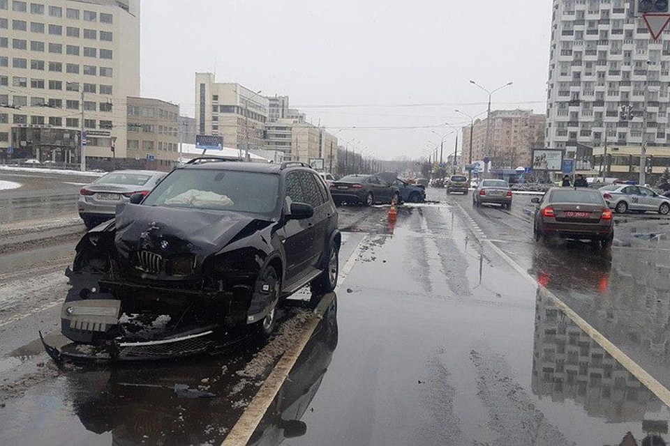 Крупная авария возле «Белой вежи»: под замес попало сразу 7 автомобилей. Фото: УГАИ ГУВД Мингорисполкома.