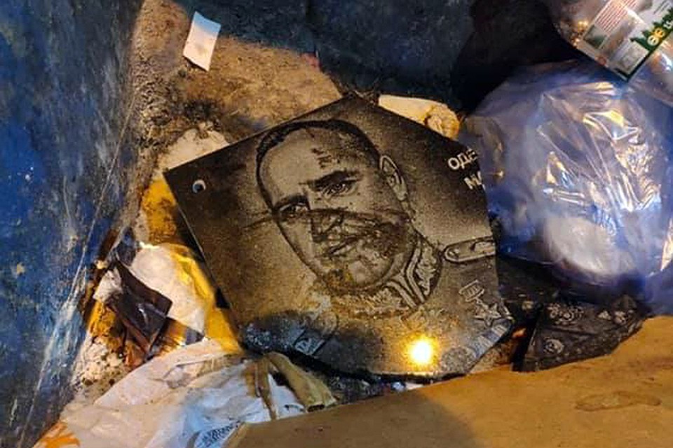 В рамках декоммунизации памятники и барельефы советским маршалам убирались повсеместно. Но так Киев окончательно лишает свою страну действительно героического прошлого