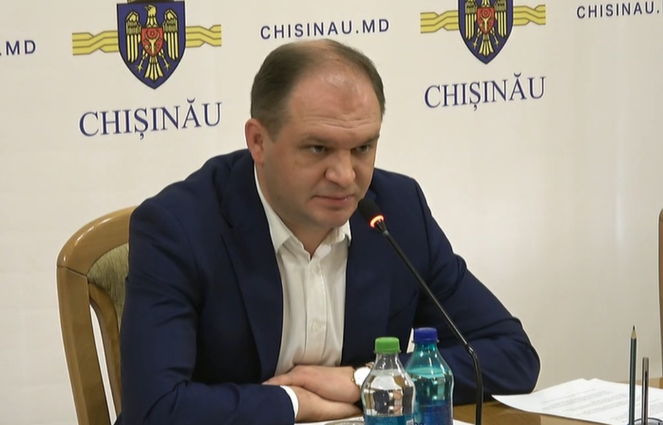 Ион Чебан распорядился до 1 марта привести в порядок деревья, чтобы при сильном ветре их ветки не падали на головы и имущество горожан