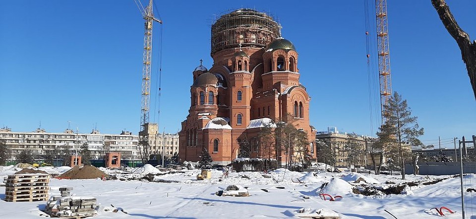 Пока сквер напоминает стройплощадку, но первые деревья уже высадили на месте срубленных.