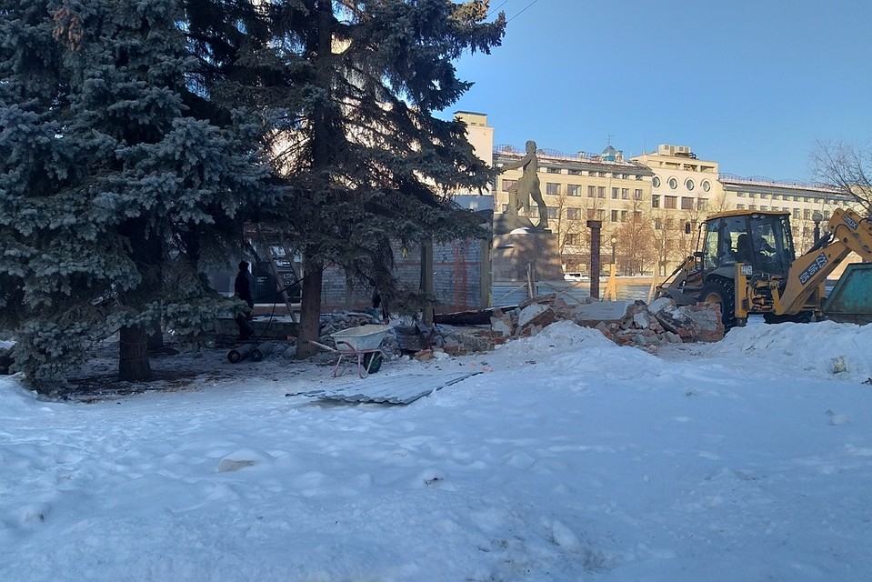 На Кировке разломали здание старейшего здешнего павильона - по торговле часами.