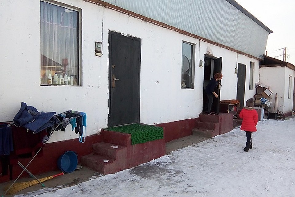 Времянка рассчитана на несколько семей. За одной из этих дверей в комнате площадью шесть квадратных метров живет «кинозвезда» с четырьмя детьми.