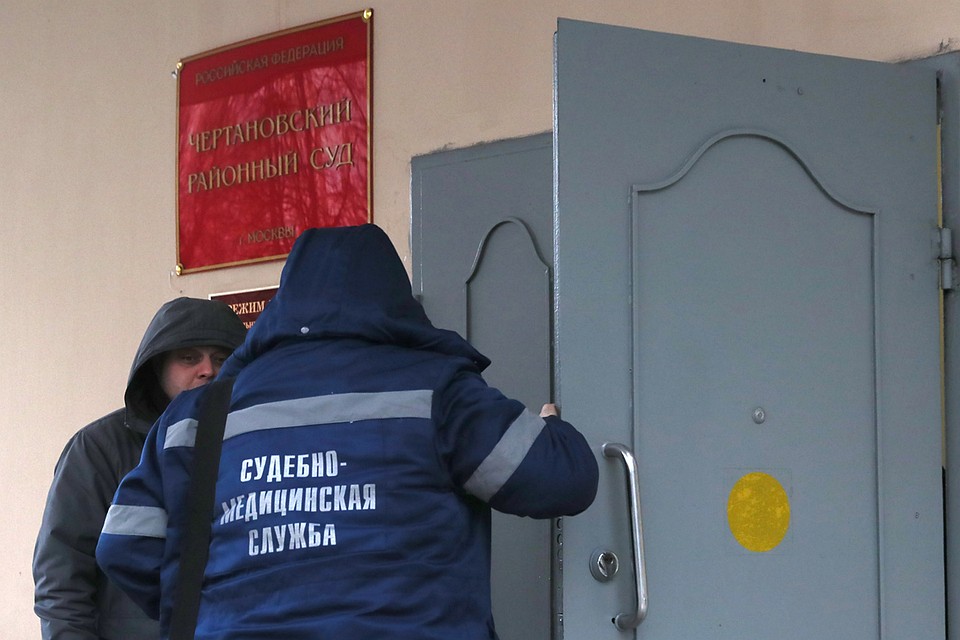 Сотрудник судебно-медицинской службы у входа в здание Чертановского суда, где бывший начальник одного из управлений ФСИН РФ Виктор Свиридов покончил с собой после оглашения ему приговора. Фото: Александр Щербак/ТАСС