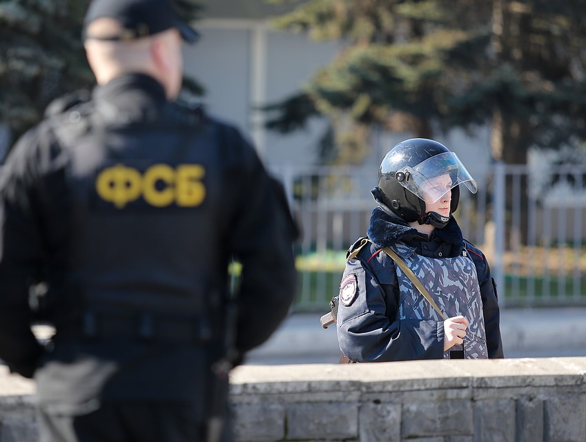 Большинству сотрудников ФСБ запрещено носить оружие на службе. Фото: Виталий Невар ТАСС