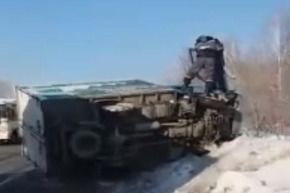 Грузовик перевернулся на Толмачевском шоссе. Фото: стоп-кадр