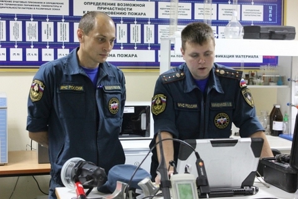 К моменту прибытия пожарных дом сгорел, в огне погиб человек