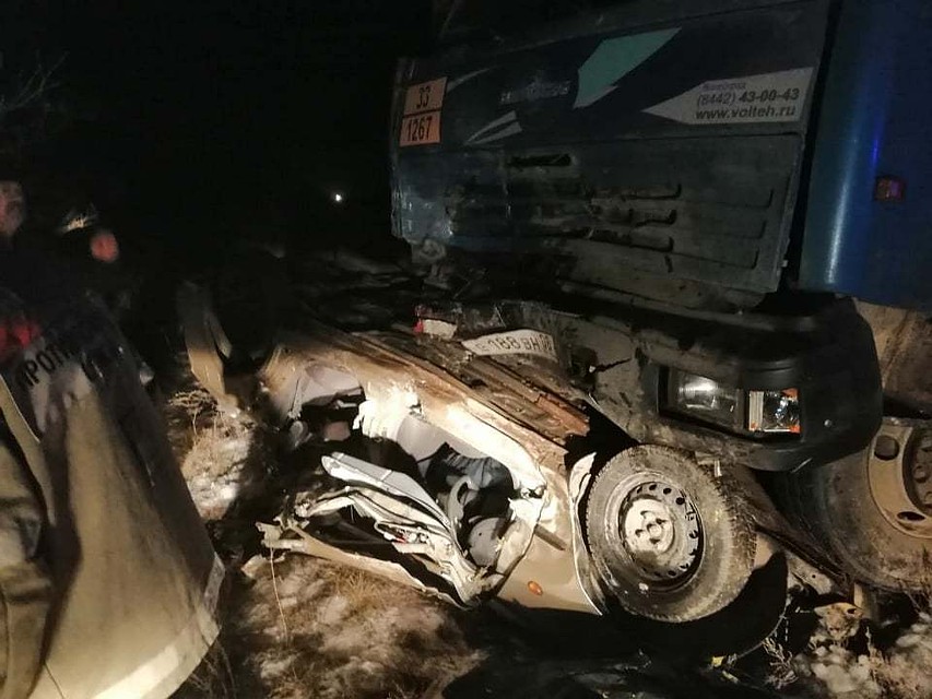 Легковушка буквально "ушла" под "КАМАЗ".