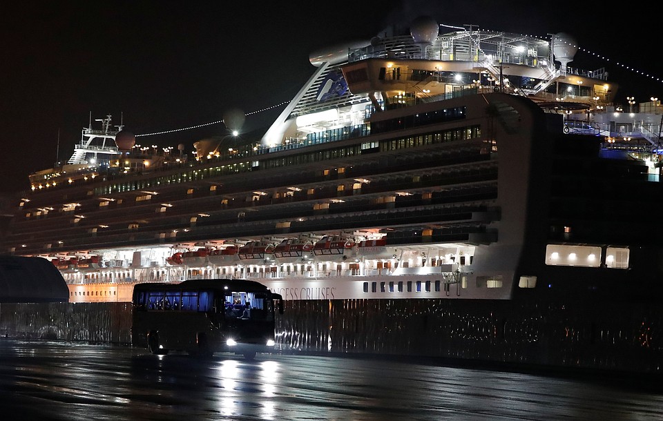 В Японии сообщили, когда пассажиры смогут покинуть круизный лайнер Diamond Princess