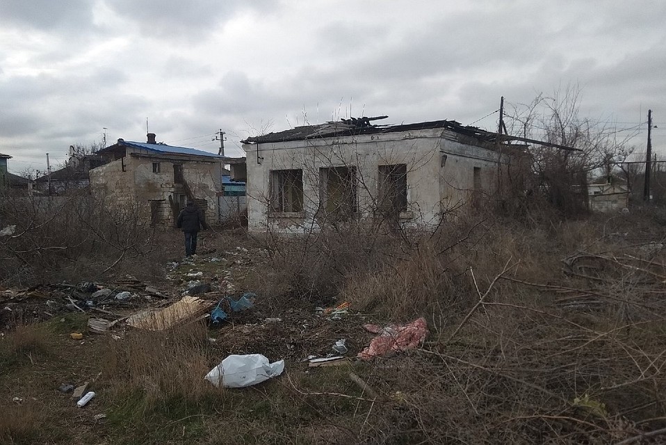 Заброшенное здание находится рядом с вокзалом.