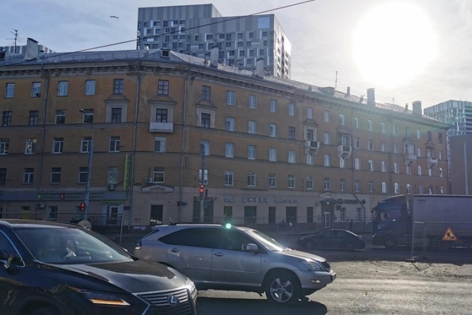 У пятиэтажки, с которой сошел снег, покатая крыша. Фото: 2ГИС.