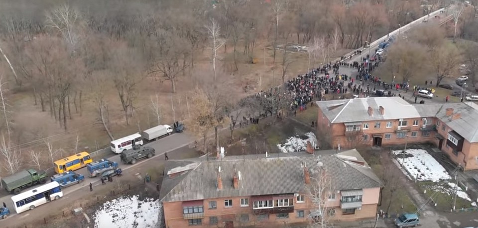 В Новых Санжарах народ начал собираться на акции протеста с самого утра