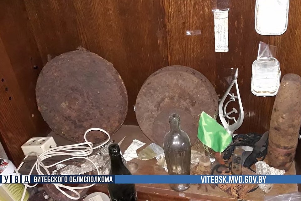 Мужчина вздымал живицу в лесу и под ней находил боеприпасы времен ВОВ. Фото: стоп-кадр.