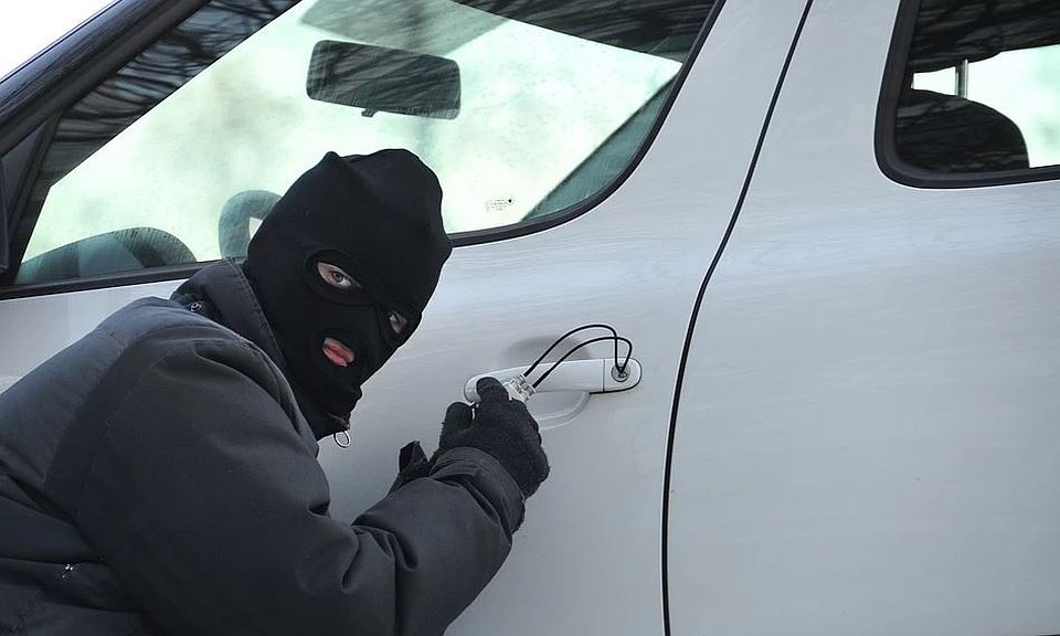 В Магнитогорске угонщика блокировал сугроб.
