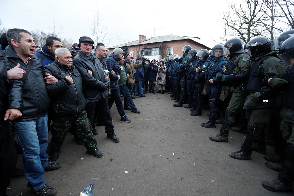 Противостояние на дорогах города Новые Санжары в Полтавской области, где местные жители не пустили автобусы с эвакуированными из Уханя согражданами.