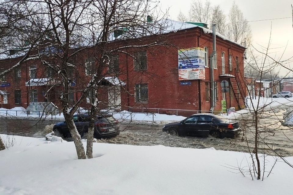 Из-за порыва на трубопроводе в Кемерове затопило улицу